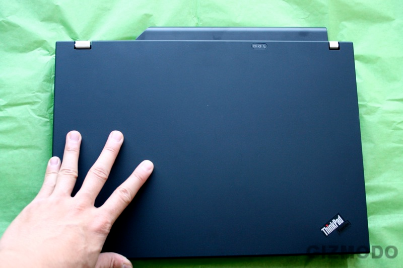 Illustration for article titled Lenovo T61 Thinkpad's Magnesium Rollcage == Wolverine's Bones